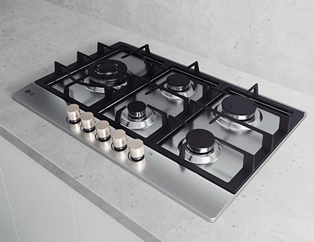 Immagine di un piano a gas installato su un piano della cucina di colore chiaro.